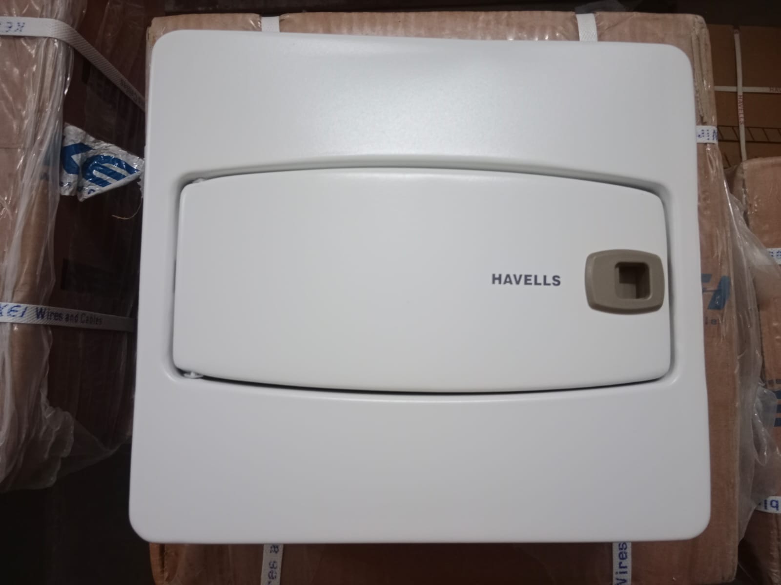 HAVELLS MCB Box [8 way db dd]